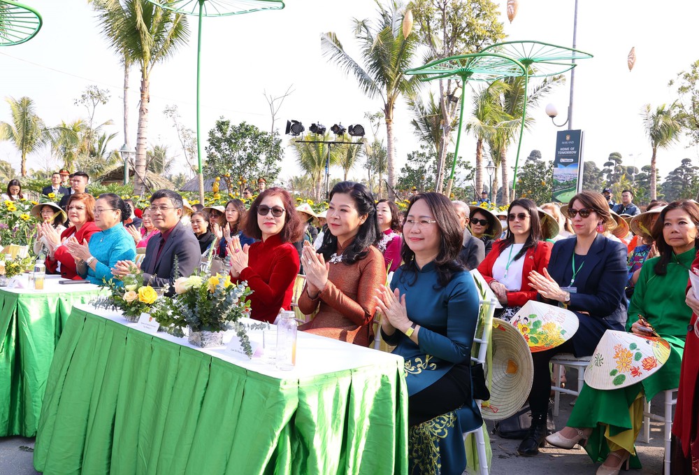 Phu nhân Tổng Bí thư Tô Lâm dự Chương trình ngoại giao văn hóa "Bản hòa ca Tết Việt" - Ảnh 2.