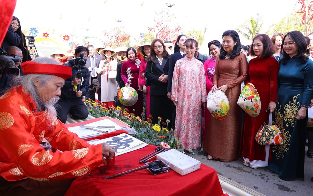 Phu nhân Tổng Bí thư Tô Lâm dự Chương trình ngoại giao văn hóa "Bản hòa ca Tết Việt" - Ảnh 4.